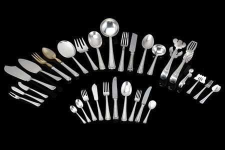Servizio di posate in argento con prese scanalate e cifrate M.F. Composto da ve