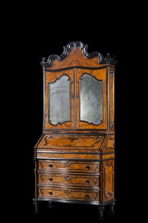 Trumeau lastronato in radica di noce con profili e cartelle sagomate in legno e