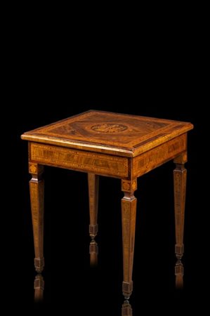 Tavolo da gioco con piano apribile lastronato e intarsiato in legni vari. Piano