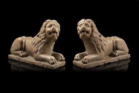 Coppia di antichi leoni accovacciati in marmo giallo (cm 61x43x20) (difetti e r