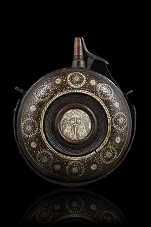 Porta polvere di forma rotonda in legno tornito, su entrambi i lati intarsi in