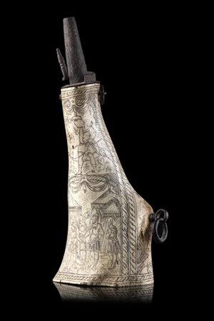 Porta polvere eseguito con osso interamente inciso con raffigurazione di accamp