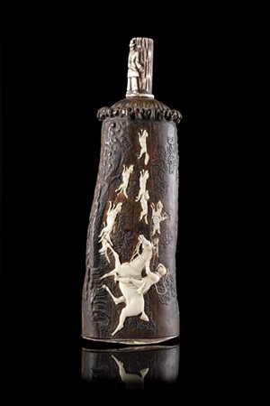 Polverino per polvere da sparo, corpo in corno di cervo decorato ad intarsio a