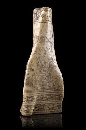 Corpo di porta polvere realizzato in osso, mancante del fondello e del beccucci