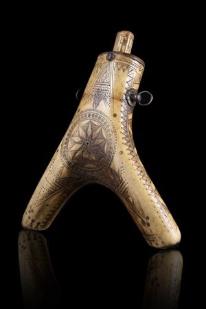 Portapolvere a "Y" in corno di renna con diverse incisioni di stile geometrico,