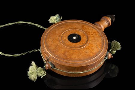 Porta polvere di forma rotonda in legno di radica decorato in rilievo da linee