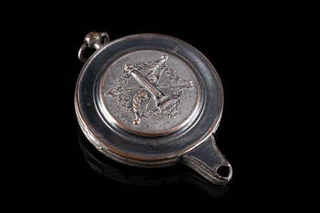 Probabile porta miccia in rame argentato decorato dal classico motivo Luigi XVI