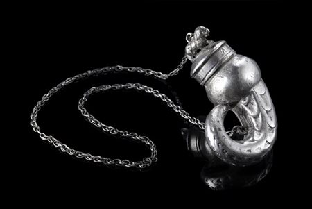 Porta miccia in argento a forma di cornetto, sbalzato e cesellato. Presa del co