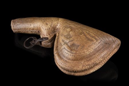 Porta polvere in pelle di cammello e inciso in ogni sua parte a motivi geometri