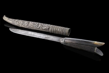 Coltello "yataghan" ottomano. Impugnatura ad orecchie con parte centrale in met