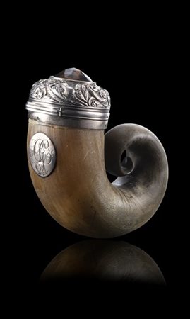 Tabacchiera in corno di ariete con ghiera e tappo in argento e quarzo, cifrata