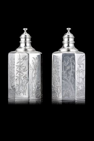 Coppia di scatole porta tè ottagonali in argento inciso a decoro orientale. Lon