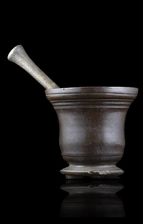 Antico mortaio con pestello in bronzo (d. cm 19 x h. cm 17) (difetti)