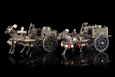 Manifattura del secolo XX. Coppia di modellini di carri in argento e oro decora