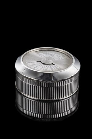 CARTIER
Calendario perpetuo di forma circolare in metallo argentato, ghiera del