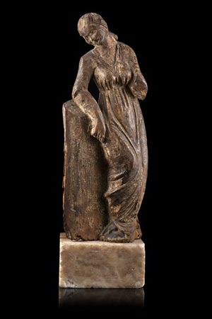Scultura in legno intagliato raffigurante figura femminile poggiata ad una colo