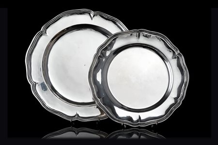 Lotto composto da due piatti da portata di diverse misure in argento liscio a b