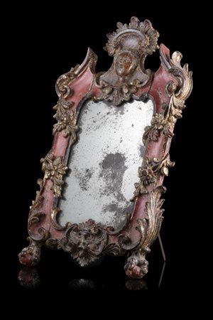 Specchiera da tavolo di forma mossa in legno intagliato, laccato e dorato a vol