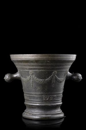 Mortaio biansato in bronzo, fascia centrale con ghirlande di alloro, anse termi