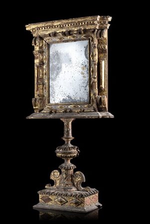 Specchiera da tavolo in legno intagliato e dorato. Parte superiore a edicola, s