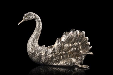 Portafiori a forma di cigno in argento sbalzato con occhi in vetro. Titolo 800.