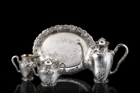 Servizio da caffè in argento con decoro a sbalzo a motivi liberty composto da v