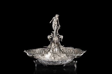 Centrotavola in argento di forma polilobata, fusto decorato a figura di fanciul