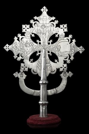Antica croce copta etiope in argento traforato e inciso sui due lati a scene de