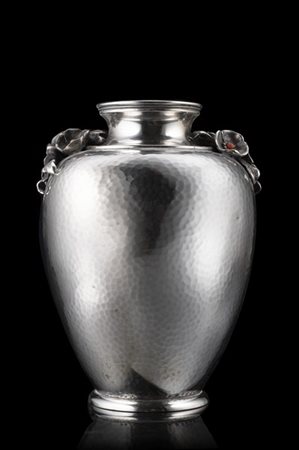 Vaso in argento a corpo martellato con anse in rilievo a fiori decorate da boul