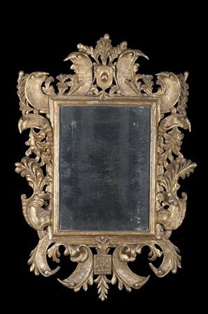 Specchiera in legno intagliato, dorato e parzialmente bulinato, fregi riccament