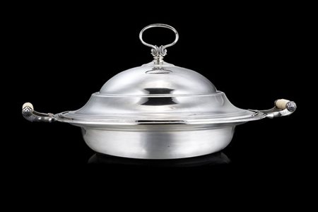 Legumiera in argento a corpo liscio con presa del coperchio ad anello e anse ri