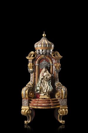 Altarino con struttura in legno intagliato e dorato centrato da scultura di Mad