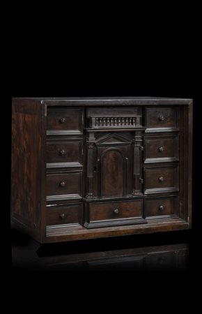 Stipo lastronato in legno ebanizzato con fronte a otto cassetti e parte central