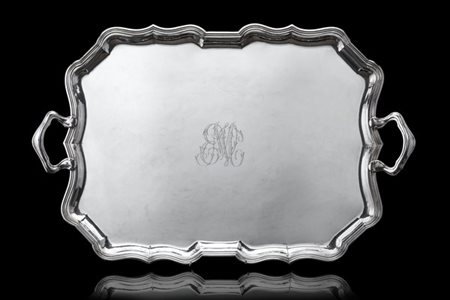 Grande vassoio biansato in argento a bordo mistilineo, cifrato e datato nel cav