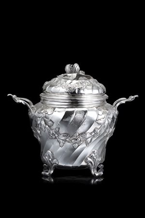 Zuccheriera biansata in argento a corpo bombato e a torchon decorata da nastri