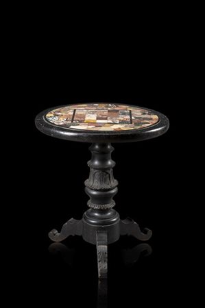 Tavolino con piano di forma tonda in commessi di marmi vari, sostegno in legno