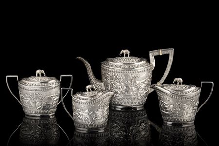 Servizio da tè e caffè in argento sbalzato e inciso a paesaggi orientali, compo