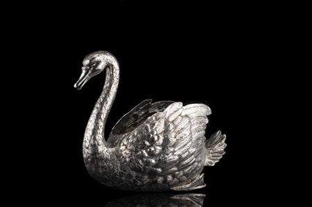 Rinfrescatoio in argento a forma di cigno. Titolo 800 (cm 25x33x15) (g 1500)