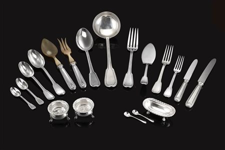 Servizio di posate in argento con presa scanalata e cesellata a volute composto