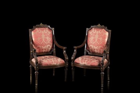 Coppia di poltrone con schienale squadrato decorato da fregio intagliato e dora