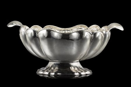 Centrotavola biansato in argento con interno martellato, corpo costolato e bord