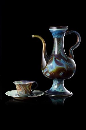 Manifattura di Murano, secolo XIX. Tazzina con piattino e versatoio in vetro im