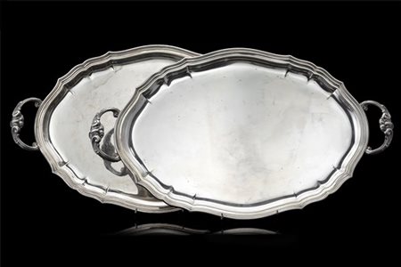 Coppia di vassoi biansati con bordo mosso e anse decorate a motivi vegetali. Ti