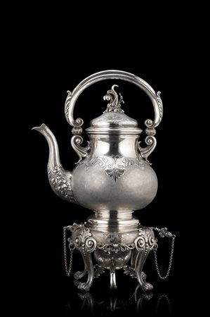 Samovar in argento a corpo bombato e godronato, decorato a girali vegetali e a