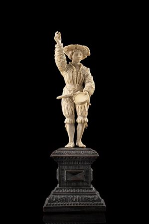 Artista francese del secolo XIX "Musico" scultura in avorio (h. cm 21) su base