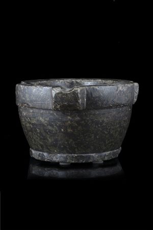 Antico mortaio polilobato in marmo verde (cm 21,5x12x6x18) (difetti)