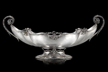 Centrotavola biansato in argento con bordura cordonata intervallata a volute fo