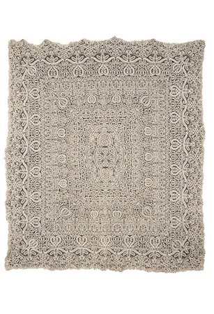 Tovaglia interamente lavorata in pizzo di Cantù con volute formate dalle serpen