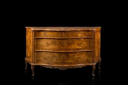 Commode di forma mossa lastronata in radica di noce, filettata e intagliata, du