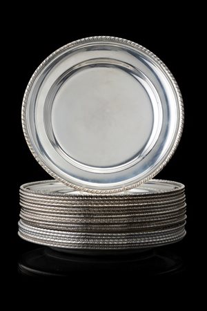 Lotto composto da dodici piattini in argento liscio a bordo cordonato. Titolo 8